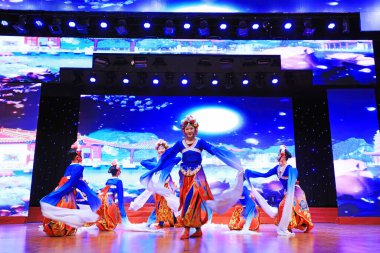 Luannan County - 24 Ocak 2019: İç Moğolistan Stili Dans Performansı Sahnede, Bahar Festivali Galası, Luannan County, Hebei Eyaleti, Çin