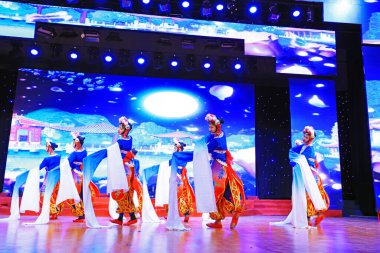Luannan County - 24 Ocak 2019: İç Moğolistan Stili Dans Performansı Sahnede, Bahar Festivali Galası, Luannan County, Hebei Eyaleti, Çin