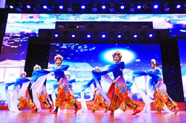 Luannan County - 24 Ocak 2019: İç Moğolistan Stili Dans Performansı Sahnede, Bahar Festivali Galası, Luannan County, Hebei Eyaleti, Çin