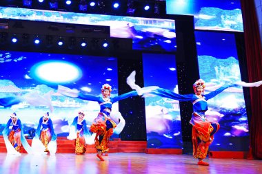 Luannan County - 24 Ocak 2019: İç Moğolistan Stili Dans Performansı Sahnede, Bahar Festivali Galası, Luannan County, Hebei Eyaleti, Çin