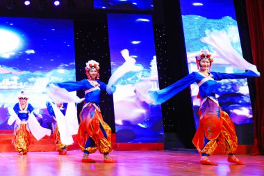 Luannan County - 24 Ocak 2019: İç Moğolistan Stili Dans Performansı Sahnede, Bahar Festivali Galası, Luannan County, Hebei Eyaleti, Çin