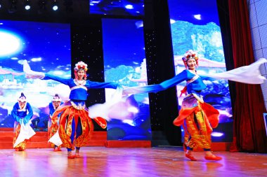Luannan County - 24 Ocak 2019: İç Moğolistan Stili Dans Performansı Sahnede, Bahar Festivali Galası, Luannan County, Hebei Eyaleti, Çin