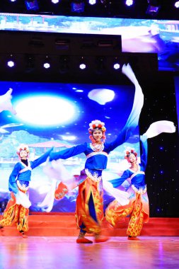 Luannan County - 24 Ocak 2019: İç Moğolistan Stili Dans Performansı Sahnede, Bahar Festivali Galası, Luannan County, Hebei Eyaleti, Çin