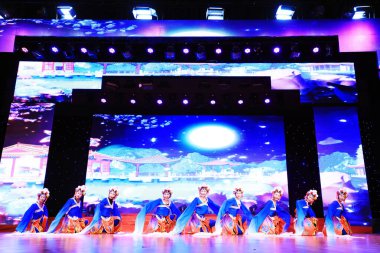 Luannan County - 24 Ocak 2019: İç Moğolistan Stili Dans Performansı Sahnede, Bahar Festivali Galası, Luannan County, Hebei Eyaleti, Çin