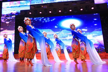 Luannan County - 24 Ocak 2019: İç Moğolistan Stili Dans Performansı Sahnede, Bahar Festivali Galası, Luannan County, Hebei Eyaleti, Çin