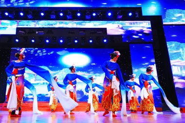 Luannan County - 24 Ocak 2019: İç Moğolistan Stili Dans Performansı Sahnede, Bahar Festivali Galası, Luannan County, Hebei Eyaleti, Çin