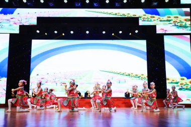 Luannan County - 25 Ocak 2019: Sahnede Dans Performansı, Bahar Festivali Galası, Luannan County, Hebei Eyaleti, Çin
