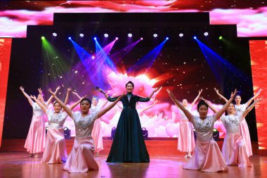 Luannan County - 25 Ocak 2019: Sahnede şarkı ve dans, Luannan County, Hebei Eyaleti, Çin