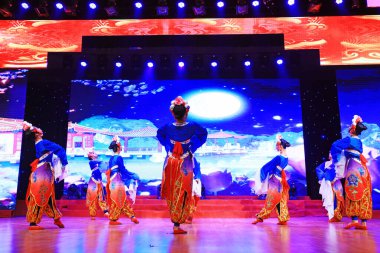 Luannan County - 25 Ocak 2019: İç Moğolistan Stili Dans Performansı Sahnede, Bahar Festivali Galası, Luannan County, Hebei Eyaleti, Chin