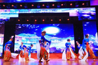 Luannan County - 25 Ocak 2019: İç Moğolistan Stili Dans Performansı Sahnede, Bahar Festivali Galası, Luannan County, Hebei Eyaleti, Chin