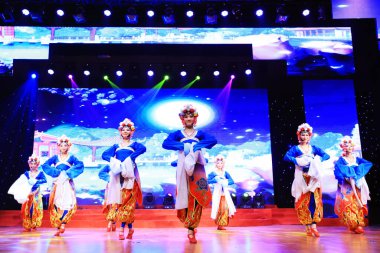 Luannan County - 25 Ocak 2019: İç Moğolistan Stili Dans Performansı Sahnede, Bahar Festivali Galası, Luannan County, Hebei Eyaleti, Chin