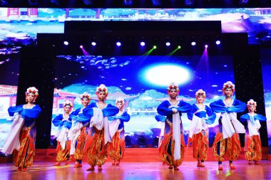 Luannan County - 25 Ocak 2019: İç Moğolistan Stili Dans Performansı Sahnede, Bahar Festivali Galası, Luannan County, Hebei Eyaleti, Chin