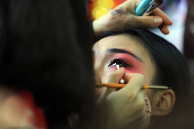 Luannan County - 25 Ocak 2019: Pekin Opera aktrisleri makyaj yapıyor, Luannan County, Hebei Eyaleti, Çin