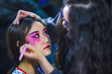 Luannan County - 25 Ocak 2019: Pekin Opera aktrisleri makyaj yapıyor, Luannan County, Hebei Eyaleti, Çin