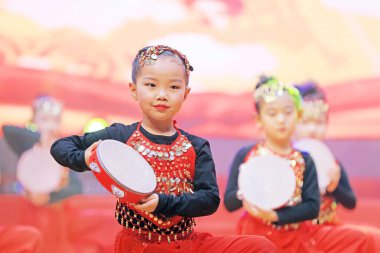 Luannan County - 26 Ocak 2019: Sahnede Çocuk Dansı Performansı, Luannan County, Hebei Eyaleti, Chin