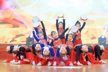 Luannan County - 26 Ocak 2019: Sahnede Çocuk Dansı Performansı, Luannan County, Hebei Eyaleti, Chin