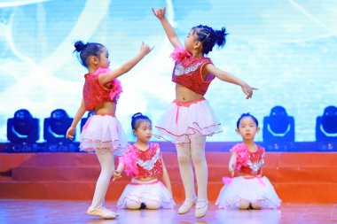 Luannan County - 26 Ocak 2019: Sahnede Çocuk Dansı Performansı, Luannan County, Hebei Eyaleti, Chin