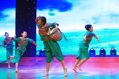 Luannan County - 26 Ocak 2019: Sahnede Çocuk Dansı Performansı, Luannan County, Hebei Eyaleti, Chin