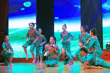 Luannan County - 26 Ocak 2019: Sahnede Çocuk Dansı Performansı, Luannan County, Hebei Eyaleti, Chin