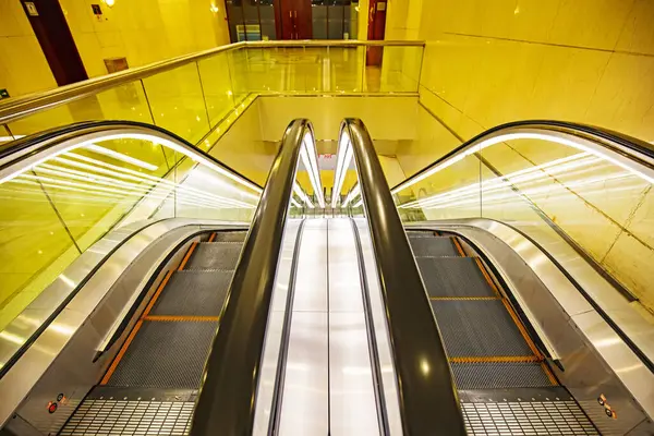 Lüks otellerde yürüyen merdivenler.