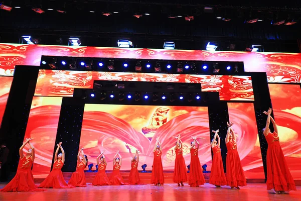 Luannan County - 24 Ocak 2019: Sahnede şarkı ve dans gösterisi, Bahar Festivali Galası, Luannan County, Hebei Eyaleti, Çin