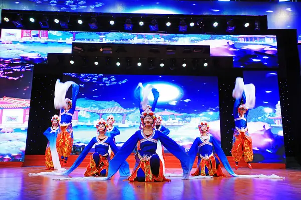 Luannan County - 24 Ocak 2019: İç Moğolistan Stili Dans Performansı Sahnede, Bahar Festivali Galası, Luannan County, Hebei Eyaleti, Çin