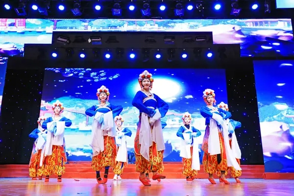 Luannan County - 24 Ocak 2019: İç Moğolistan Stili Dans Performansı Sahnede, Bahar Festivali Galası, Luannan County, Hebei Eyaleti, Çin