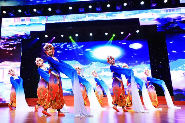 Luannan County - 25 Ocak 2019: İç Moğolistan Stili Dans Performansı Sahnede, Bahar Festivali Galası, Luannan County, Hebei Eyaleti, Chin