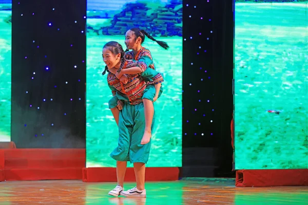 Luannan County - 26 Ocak 2019: Sahnede Çocuk Dansı Performansı, Luannan County, Hebei Eyaleti, Chin