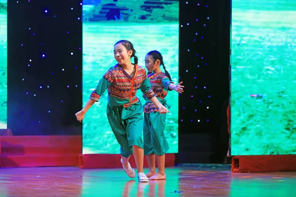 Luannan County - 26 Ocak 2019: Sahnede Çocuk Dansı Performansı, Luannan County, Hebei Eyaleti, Chin