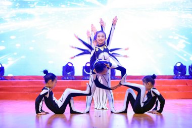 Luannan County - 26 Ocak 2019: Sahnede Çocuk Dansı Performansı, Luannan County, Hebei Eyaleti, Chin