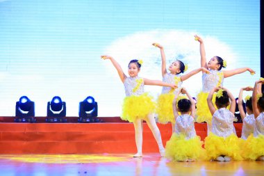 Luannan County - 26 Ocak 2019: Sahnede Çocuk Dansı Performansı, Luannan County, Hebei Eyaleti, Chin
