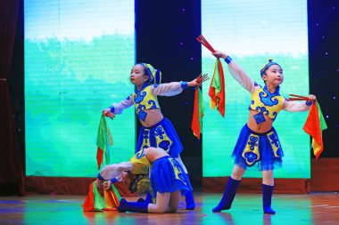 Luannan County - 26 Ocak 2019: Sahnede Çocuk Dansı Performansı, Luannan County, Hebei Eyaleti, Chin