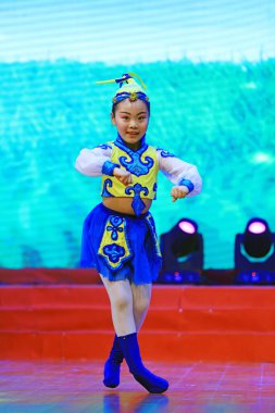 Luannan County - 26 Ocak 2019: Sahnede Çocuk Dansı Performansı, Luannan County, Hebei Eyaleti, Chin