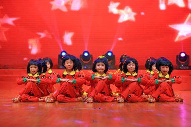 Luannan County - 26 Ocak 2019: Sahnede Çocuk Dansı Performansı, Luannan County, Hebei Eyaleti, Chin