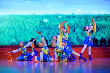 Luannan County - 26 Ocak 2019: Sahnede Çocuk Dansı Performansı, Luannan County, Hebei Eyaleti, Chin