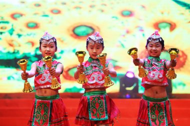 Luannan County - 26 Ocak 2019: Sahnede Çocuk Dansı Performansı, Luannan County, Hebei Eyaleti, Chin
