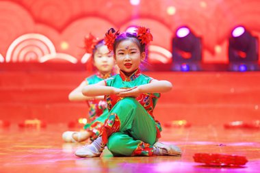 Luannan County - 26 Ocak 2019: Sahnede Çocuk Dansı Performansı, Luannan County, Hebei Eyaleti, Chin