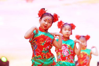 Luannan County - 26 Ocak 2019: Sahnede Çocuk Dansı Performansı, Luannan County, Hebei Eyaleti, Chin