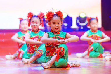 Luannan County - 26 Ocak 2019: Sahnede Çocuk Dansı Performansı, Luannan County, Hebei Eyaleti, Chin