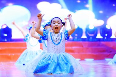 Luannan County - 26 Ocak 2019: Sahnede Çocuk Dansı Performansı, Luannan County, Hebei Eyaleti, Chin
