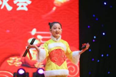 Luannan County - 26 Ocak 2019: Sahnede Çocuk Dansı Performansı, Luannan County, Hebei Eyaleti, Chin