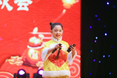 Luannan County - 26 Ocak 2019: Sahnede Çocuk Dansı Performansı, Luannan County, Hebei Eyaleti, Chin