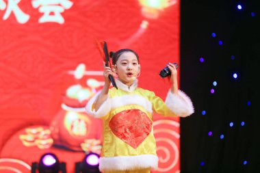 Luannan County - 26 Ocak 2019: Sahnede Çocuk Dansı Performansı, Luannan County, Hebei Eyaleti, Chin