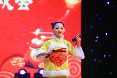 Luannan County - 26 Ocak 2019: Sahnede Çocuk Dansı Performansı, Luannan County, Hebei Eyaleti, Chin