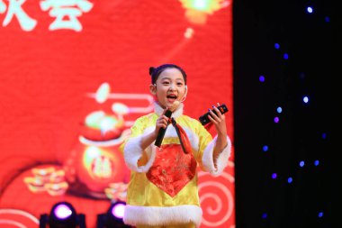 Luannan County - 26 Ocak 2019: Sahnede Çocuk Dansı Performansı, Luannan County, Hebei Eyaleti, Chin