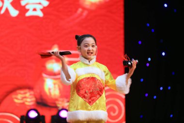 Luannan County - 26 Ocak 2019: Sahnede Çocuk Dansı Performansı, Luannan County, Hebei Eyaleti, Chin