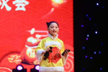 Luannan County - 26 Ocak 2019: Sahnede Çocuk Dansı Performansı, Luannan County, Hebei Eyaleti, Chin