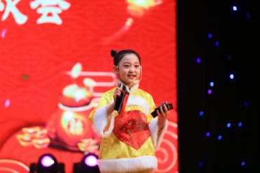 Luannan County - 26 Ocak 2019: Sahnede Çocuk Dansı Performansı, Luannan County, Hebei Eyaleti, Chin
