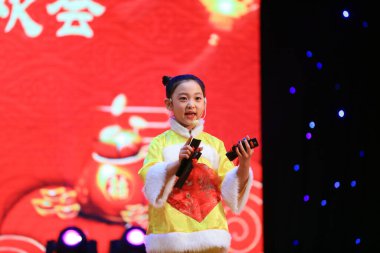 Luannan County - 26 Ocak 2019: Sahnede Çocuk Dansı Performansı, Luannan County, Hebei Eyaleti, Chin